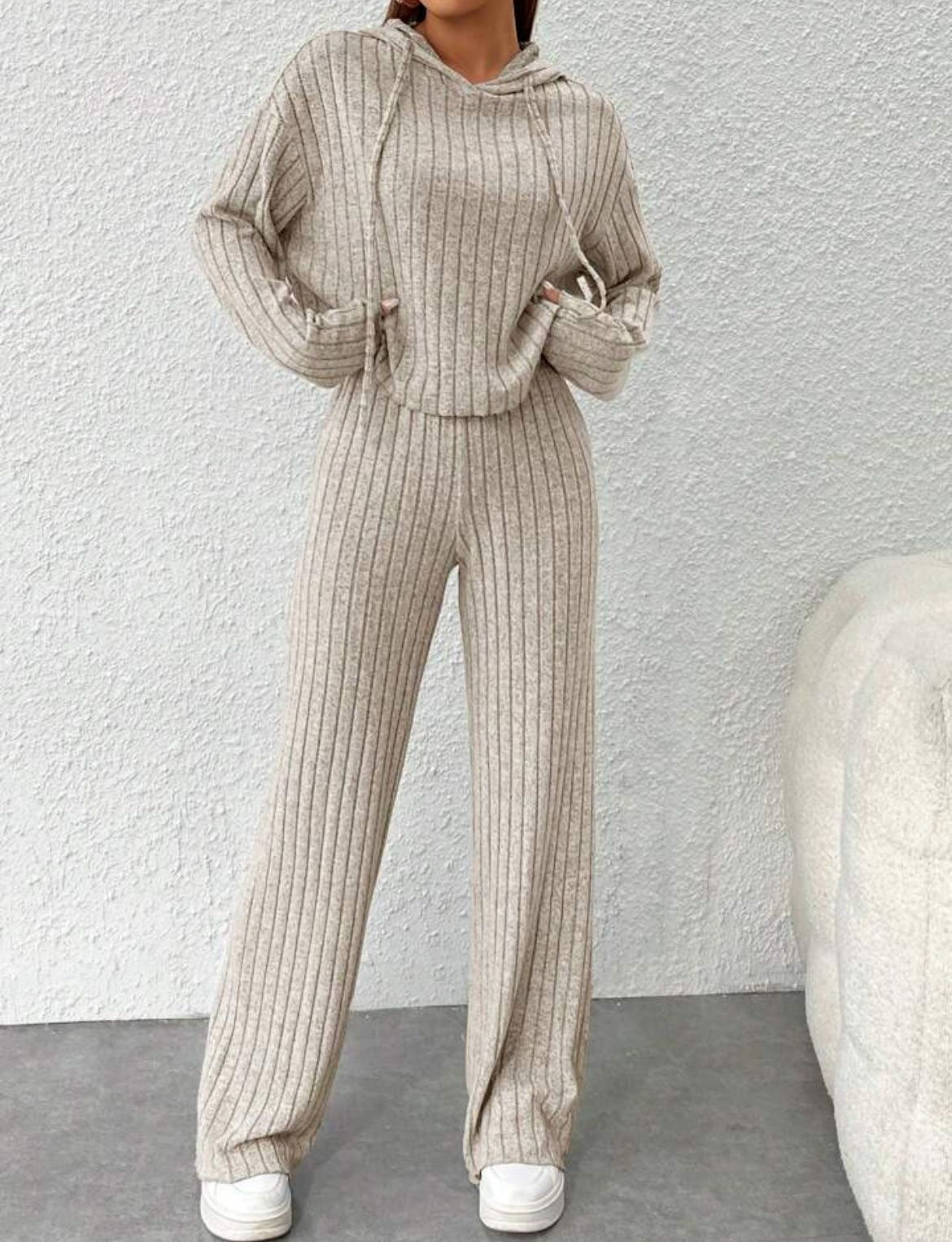 Alora - Set aus gestricktem Kapuzenpullover und weiter Hose