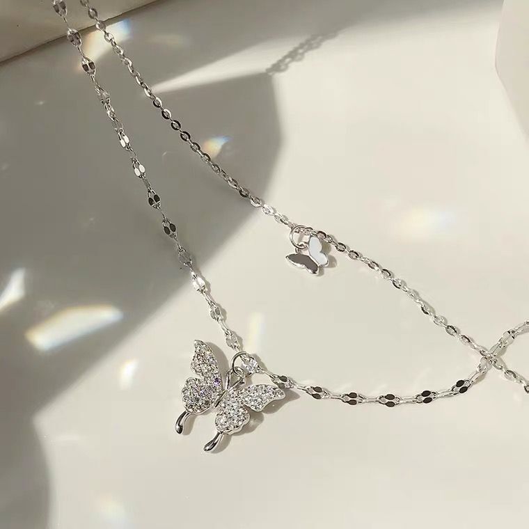 Alina - Raffiniertes Silberhalsketten-Set mit glänzendem Schmetterling